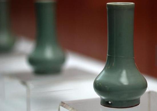 南宋，龍泉窯，粉青釉鼓腹瓶 