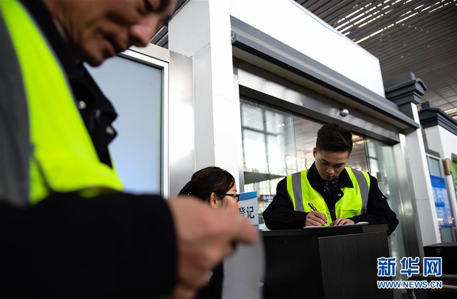 （關注春運·圖片故事）（3） 奔跑吧！高鐵送餐小哥