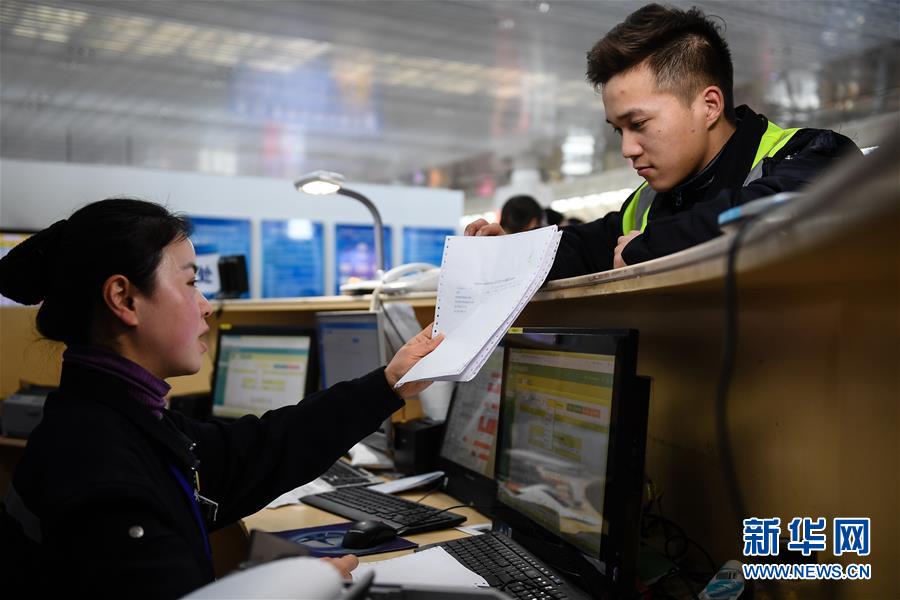 （關(guān)注春運·圖片故事）（1） 奔跑吧！高鐵送餐小哥