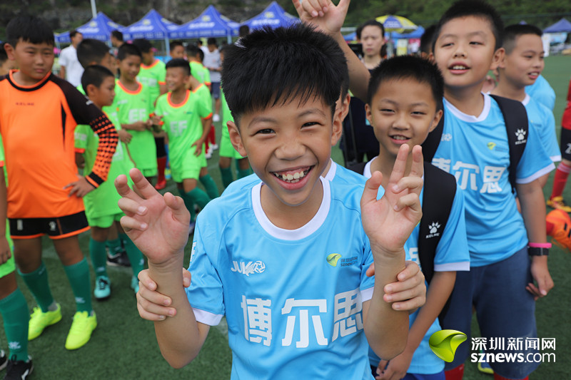  “足球讓我快樂(lè)！”